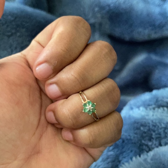 10k Gold Emerald Ring - Picture 6 of 9